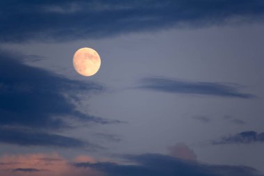 Dolunay ve günbatımı bulutlara