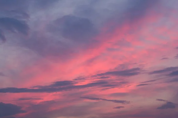 Драматичне Вогняне Небо Заходу Сонця Суміші Фіолетового Рожевого Помаранчевого Чорного — стокове фото