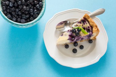 Çay saati. Mavi Kağıt arka plan üzerinde ricotta peynirli ev yapımı yaban mersinli cheesecake