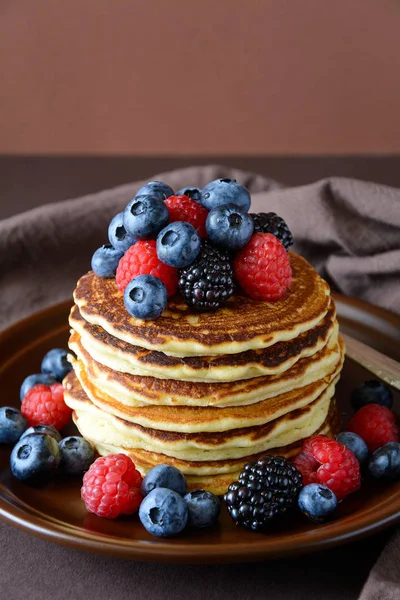 Empilement Crêpes Aux Myrtilles Fraîches Framboises Mûres Sur Plaque Brune — Photo