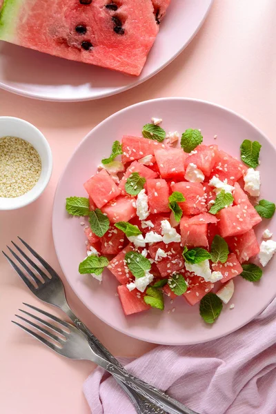 Sommer Wassermelonensalat Mit Feta Käse Sesam Und Minzblättern Auf Rosa — Stockfoto