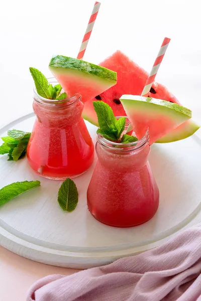Sommer Wassermelonen Smoothie Dekoriert Minzblätter Auf Rosa Hintergrund Sommertrinkkonzept — Stockfoto