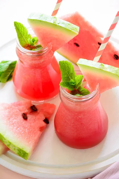 Sommer Wassermelonen Smoothie Dekoriert Minzblätter Auf Rosa Hintergrund Sommertrinkkonzept — Stockfoto