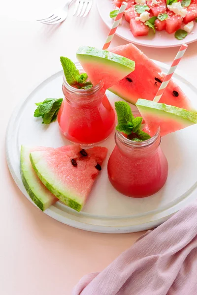 Sommer Wassermelonen Smoothie Dekoriert Minzblätter Und Wassermelonen Salat Mit Feta — Stockfoto