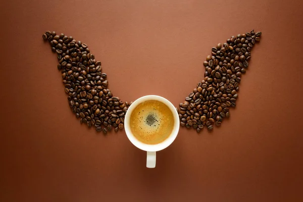 Tasse Espresso Mit Flügeln Aus Kaffeebohnen Auf Braunem Hintergrund Guten — Stockfoto