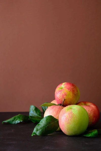 Manzanas Rojas Maduras Sobre Fondo Madera Marrón — Foto de Stock