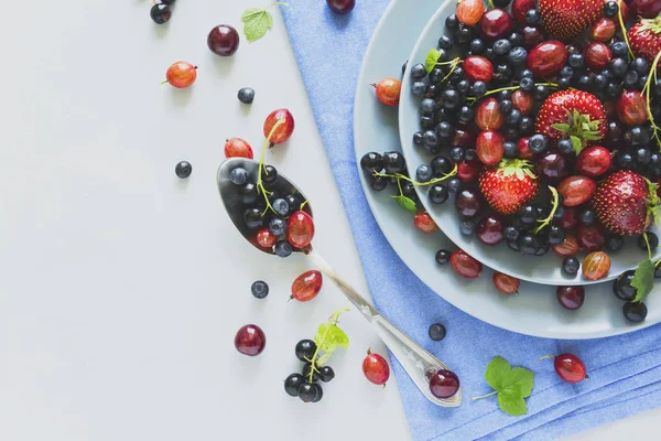 Salada Frutas Com Morango Mirtilo Cereja Groselha Espinhosa Groselha Preta — Fotografia de Stock