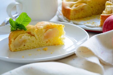 Ev yapımı elma pasta beyaz plaka üzerinde dilim. Çay zaman kavramı