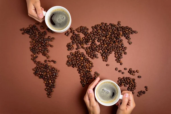 Dünya Haritası kavrulmuş arabica kahve çekirdekleri kahverengi kağıt arka plan üzerinde yapılmış. Uluslararası kahve endüstrisi veya seyahat planlama kavramı