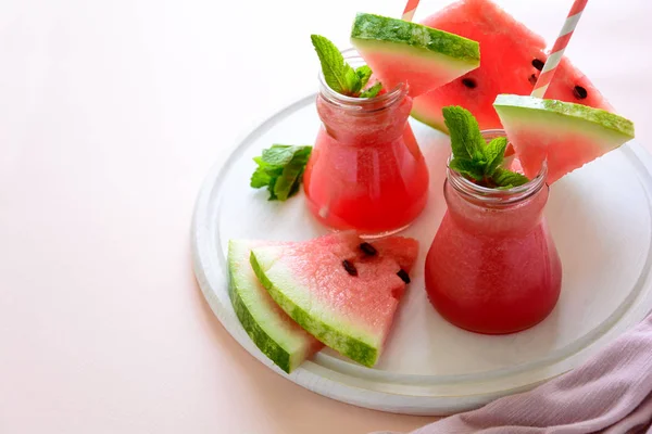 Sommer Wassermelonen Smoothie Dekoriert Minzblätter Auf Rosa Hintergrund Sommertrinkkonzept — Stockfoto