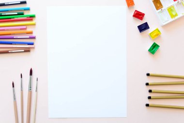 Okul kırtasiye pembe kağıt üzerinde. Renkli kalemler, kalemler, ağrıları, kağıt, okul ve öğrenci eğitim için fırçalar. Okula dönüş. Uzay kopyalayın. Üstten görünüm. Düz yatıyordu