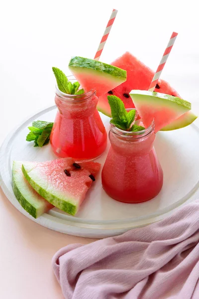 Sommer Wassermelonen Smoothie Dekoriert Minzblätter Auf Rosa Hintergrund Sommertrinkkonzept — Stockfoto