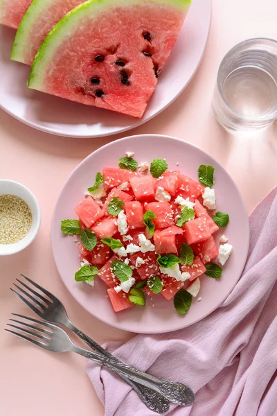 Sommer Wassermelonensalat Mit Feta Käse Sesam Und Minzblättern Auf Rosa — Stockfoto