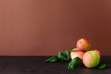 Kahverengi ahşap zemin üzerinde olgun kırmızı elmalar