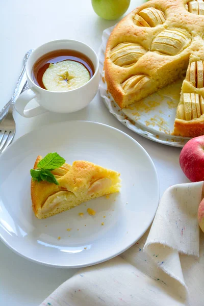 Кусок Домашнего Яблочного Пирога Белой Тарелке Концепция Чая — стоковое фото