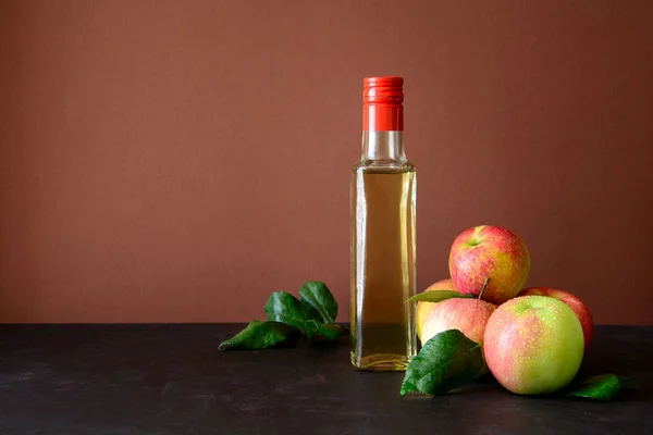 Vinagre Manzana Botella Vidrio Manzanas Frescas Escritorio Madera Marrón — Foto de Stock