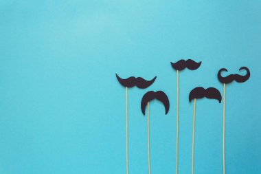 Booth dekorda mavi Kağıt arka plan üzerinde kağıt bıyık. Kesip tarzı. Movember kavramı. Üstten görünüm. Düz yatıyordu. Kopya alanı