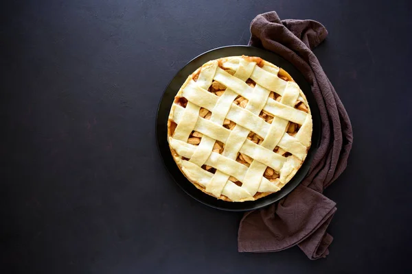 Vers Gebakken Klassieke Amerikaanse Appeltaart Donkere Houten Achtergrond Bovenaanzicht Kopiëren — Stockfoto