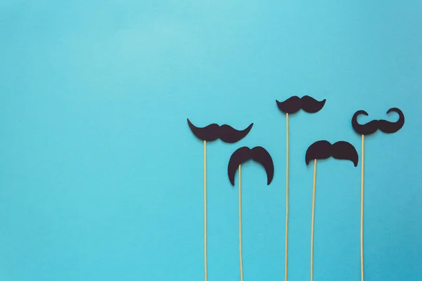 Booth dekorda mavi Kağıt arka plan üzerinde kağıt bıyık. Kesip tarzı. Movember kavramı. Üstten görünüm. Düz yatıyordu. Kopya alanı