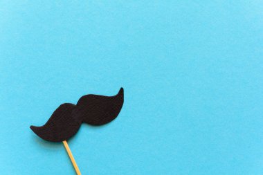 Booth dekorda mavi Kağıt arka plan üzerinde kağıt bıyık. Kesip tarzı. Movember kavramı. Üstten görünüm.