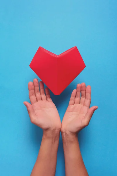 Herzgesundheit Oder Valentinstag Konzept Hände Die Rote Papierherzen Halten Origami — Stockfoto