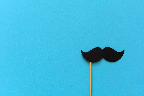 Booth dekorda mavi Kağıt arka plan üzerinde kağıt bıyık. Kesip tarzı. Movember kavramı. Üstten görünüm. Düz yatıyordu. Kopya alanı
