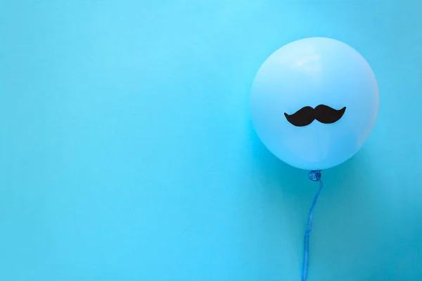 Mão Segurando Balão Azul Com Bigode Papel Fundo Papel Azul — Fotografia de Stock