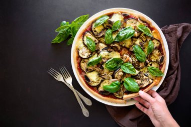 Patlıcan, domates, mantar, fesleğen koyu ahşap arka plan üzerinde vejetaryen pizza. Üstten görünüm. Kopya alanı