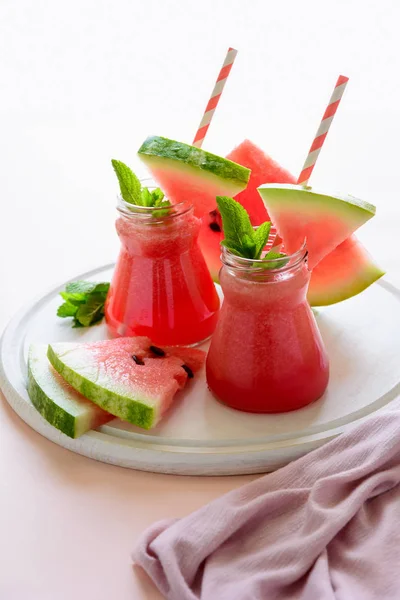 Sommer Wassermelonen Smoothie Dekoriert Minzblätter Auf Rosa Hintergrund Sommertrinkkonzept — Stockfoto