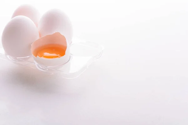 白色木质透明塑料容器中的鸡蛋 — 图库照片