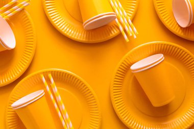 Tablo ayarı ile kağıt ware Yaz piknik ya da barbekü. en iyi görünüm için. Düz yatıyordu.