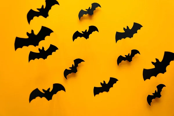 Murciélagos Papel Negro Volando Sobre Fondo Amarillo Concepto Halloween Estilo — Foto de Stock