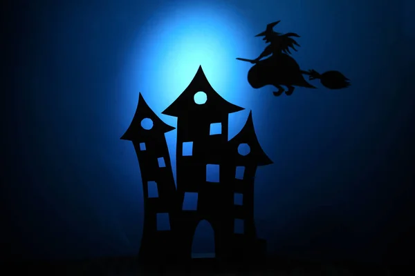 怖い城シルエット 黒い紙バットと暗い青色の背景の空飛ぶほうきの魔女 ハロウィンのコンセプトです 紙のカット スタイル — ストック写真