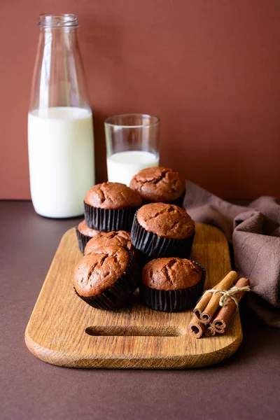 Homemade Chocolate Muffins Brownies Cinnamon Milk Brown Paper Background — Stock Photo, Image