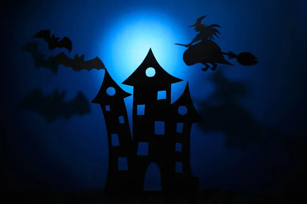 怖い城シルエット 黒い紙バットと暗い青色の背景の空飛ぶほうきの魔女 ハロウィンのコンセプトです 紙のカット スタイル — ストック写真