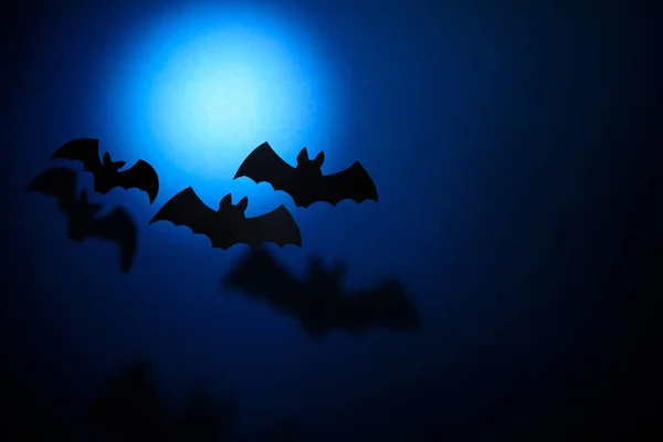 Murciélagos Papel Negro Volando Sobre Fondo Azul Oscuro Concepto Halloween — Foto de Stock