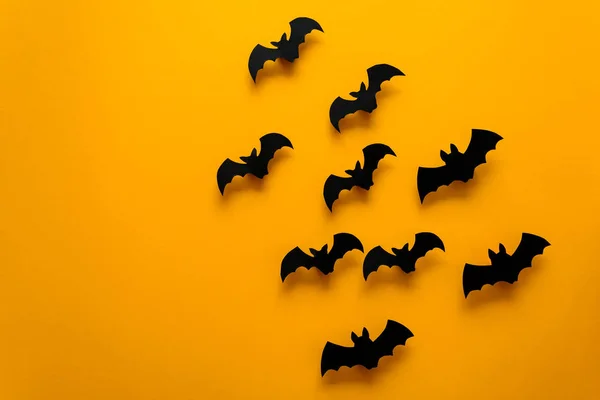 Lilieci Hârtie Neagră Care Zboară Fundal Galben Conceptul Halloween Stilul — Fotografie, imagine de stoc