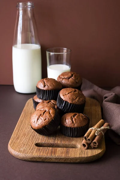 Magdalenas Chocolate Caseras Brownies Con Canela Leche Sobre Papel Marrón — Foto de Stock