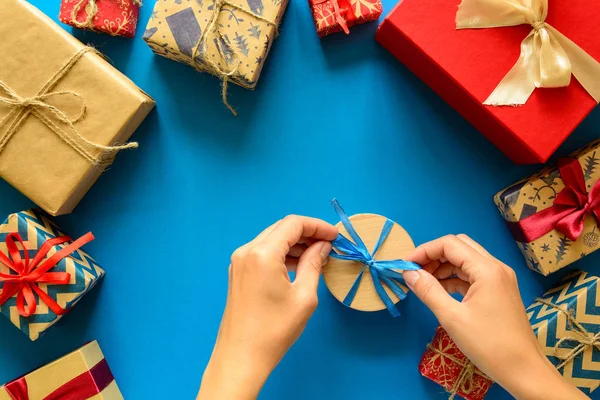 Női Kéz Díszíteni Jelen Box Háttér Papír Szilveszter Ünnepek Ünneplés — Stock Fotó