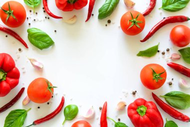 Domates, biber, biber, sarımsak ve fesleğen beyaz arka plan üzerinde renkli pizza malzemeleri desen yapılmış. Pişirme kavramı. Üstten görünüm. Düz yatıyordu. Kopya alanı