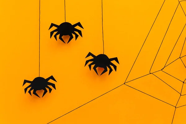 Ragno Carta Nero Con Ragnatela Sfondo Giallo Concetto Halloween Stile — Foto Stock