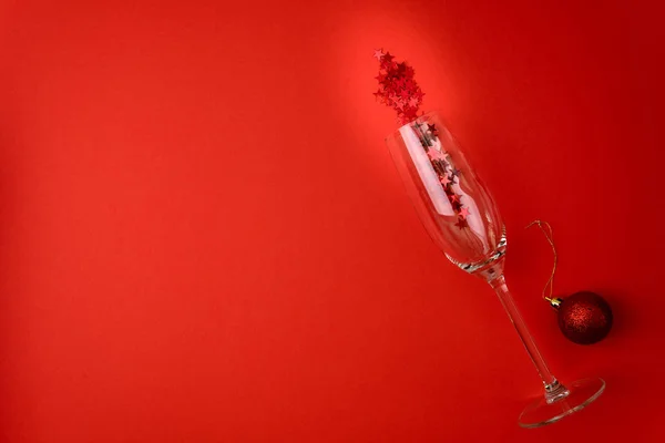Vinhos Para Champanhe Com Forma Estrela Vermelha Confete Deitado Sobre — Fotografia de Stock
