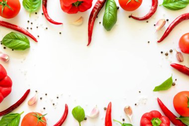 Domates, biber, biber, sarımsak ve fesleğen beyaz arka plan üzerinde renkli pizza malzemeleri desen yapılmış. Pişirme kavramı. Üstten görünüm. Düz yatıyordu. Kopya alanı