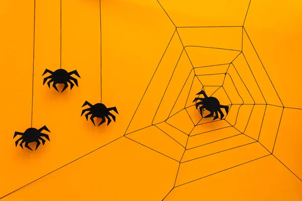 Czarny Papier Pająk Sieci Web Żółtym Tle Koncepcja Halloween Papercut — Zdjęcie stockowe