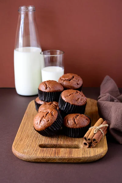 Homemade Chocolate Muffins Brownies Cinnamon Milk Brown Paper Background — Stock Photo, Image