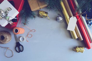Noel mevcut kutusunda gri ahşap arka plan dekorasyon. Yeni yıl ve Noel süslemeleri kavramı. Uzay kopyalayın. Tonda