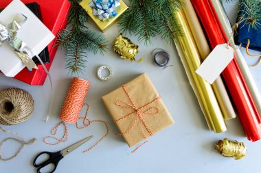 Noel mevcut kutusunda gri ahşap arka plan dekorasyon. Yeni yıl ve Noel süslemeleri kavramı. Kopya alanı