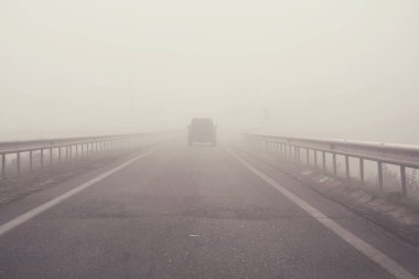 Yolda sis. Yumuşak odak. Tonda