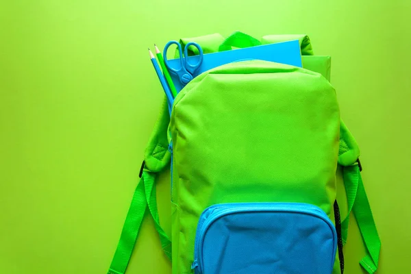 Vuelta Concepto Escolar Mochila Verde Con Útiles Escolares Sobre Fondo —  Fotos de Stock