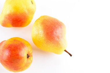 Taze sarı armutlar beyaz arkaplanda izole